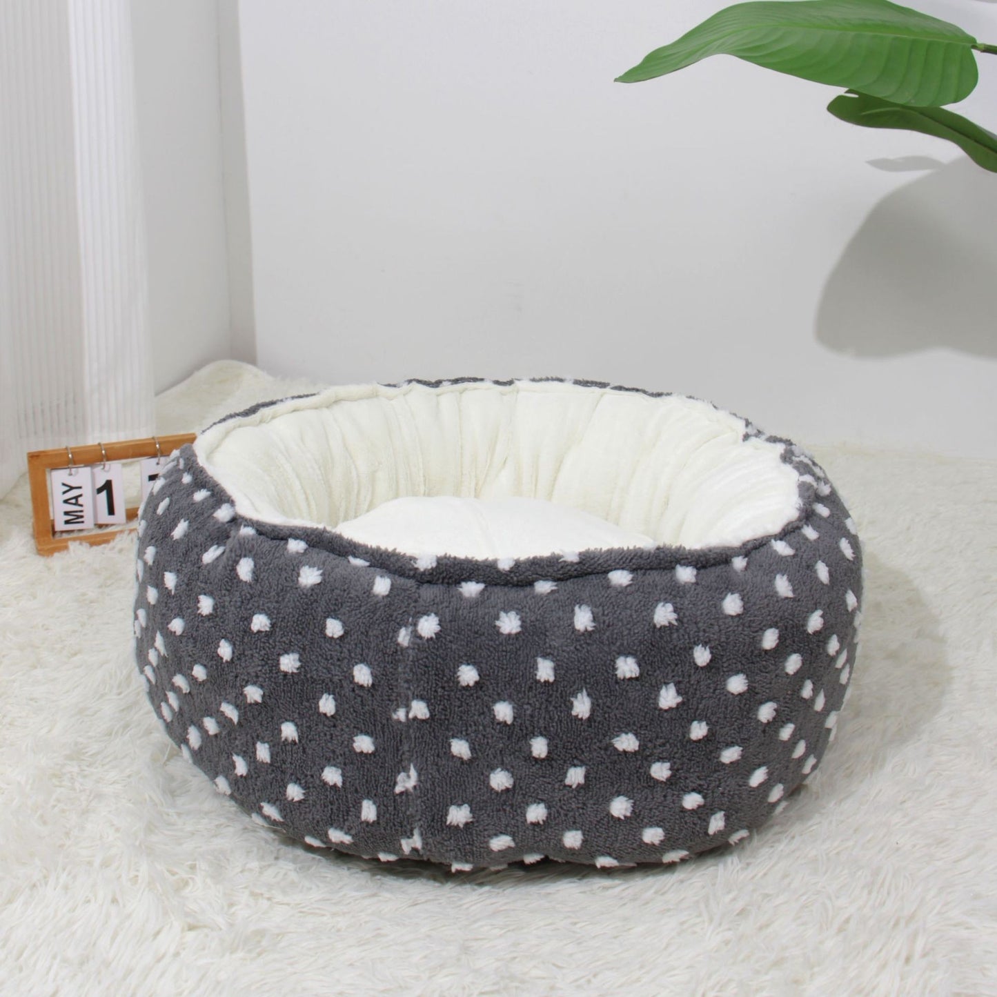 Round Plush Cat Bed – Soft Warm Nest for Cats & Small Dogs